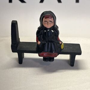 VINTAGE DALECRAFT PAINTED CAST IRON AMISH GIRL ON A BENCH Missing Hourglass